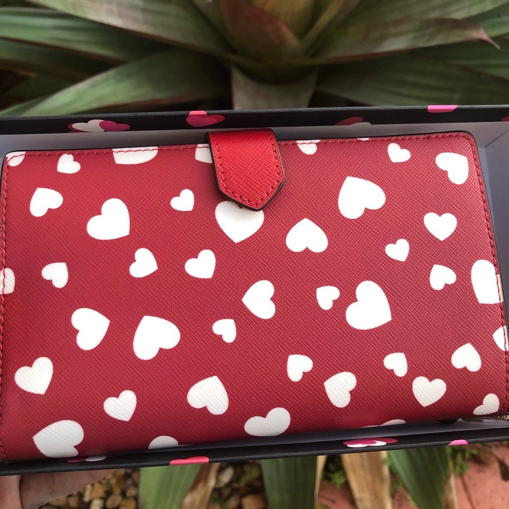 Kate Spade Staci Heart Pop Printed Boxed Phone Wallet Wristlet in Red - Picture 3 of 7